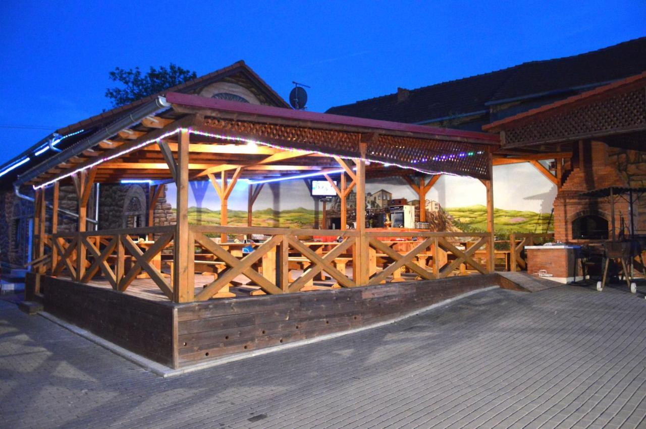 Villa Wellness Club Zlatý lev à Puclice Extérieur photo